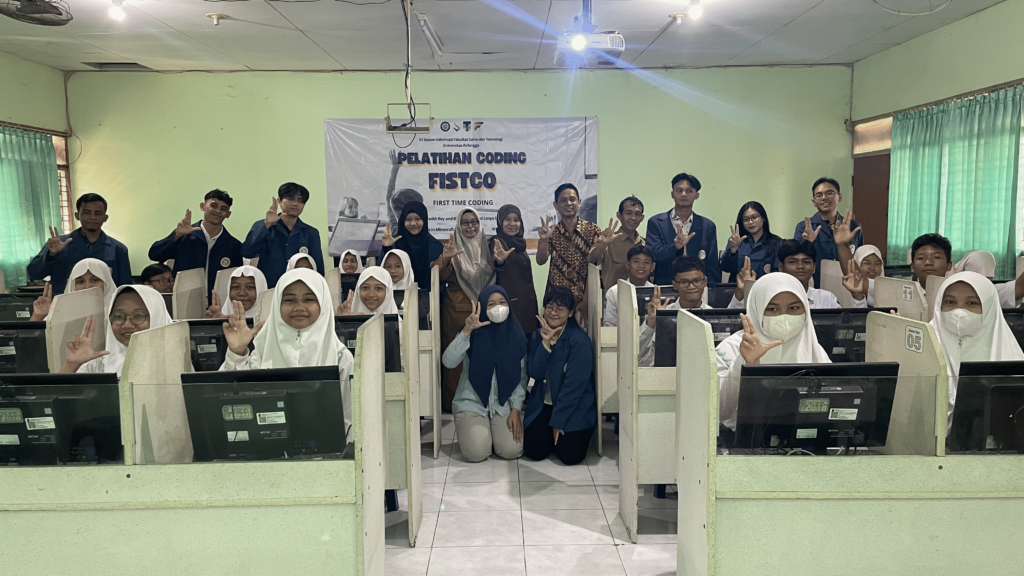 FISTCO (First Time Coding): Pembelajaran Coding untuk Siswa/Siswi SMP di Surabaya